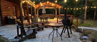  Hot tub! 25-30 Minutes N of Broken Bow Lake! River View. High Speed Fiber Wifi!