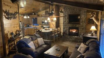 Smart-TV, Kamin, DVD-Player, Bücher