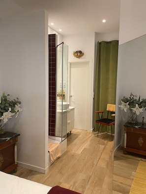 3 habitaciones, escritorio, tabla de planchar con plancha y wifi gratis 