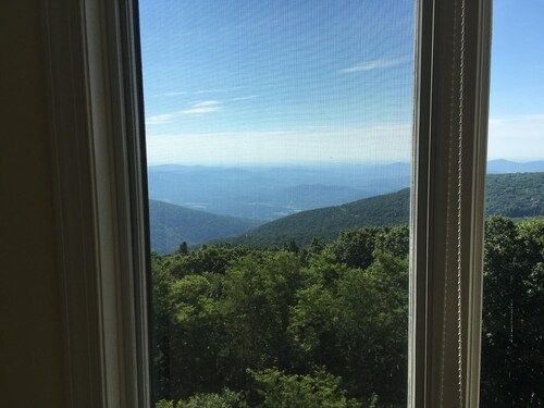 You deserve it all! Awesome Views, Comfy Condo & Elevator!