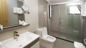 Shower, free toiletries, hair dryer, slippers - Yober Hotel (Addis Ababa)
