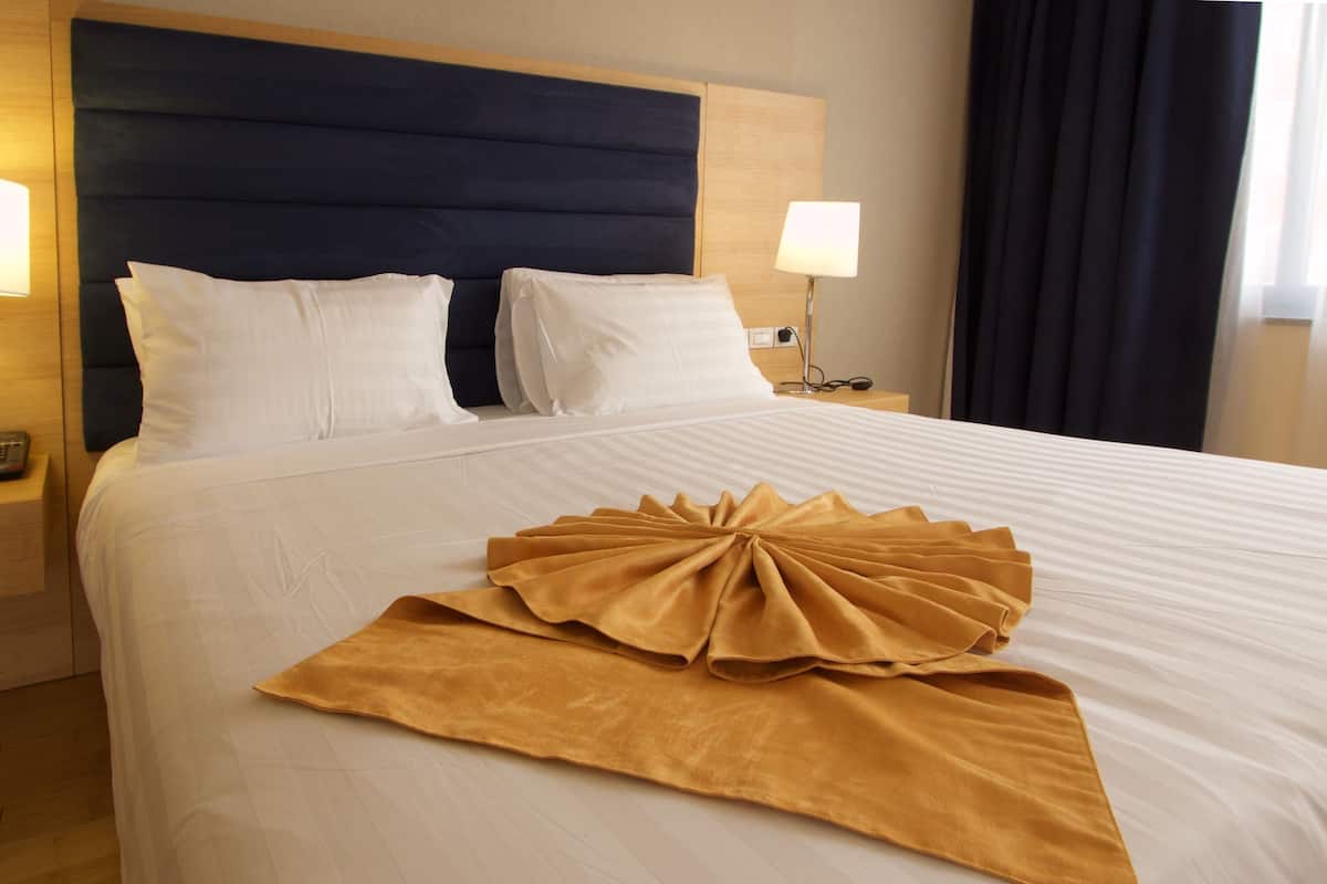 executive suite | 1 bedroom, premium bedding, pillow-top beds, in-room safe