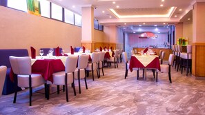 Breakfast and dinner served, local and international cuisine - Yober Hotel (Addis Ababa)