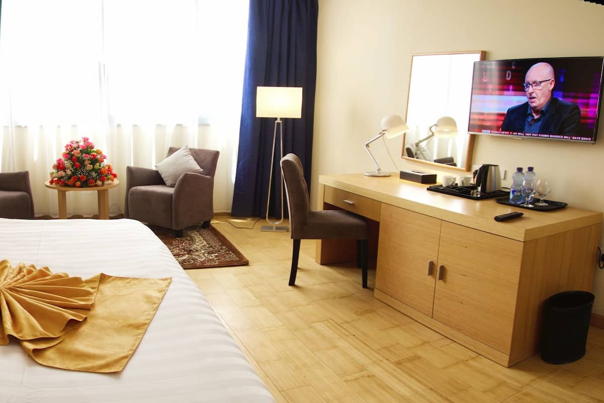 Executive Suite | 1 bedroom, premium bedding, pillowtop beds, in-room safe