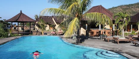 Una piscina al aire libre