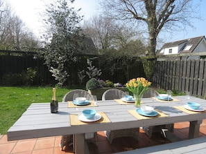 Outdoor dining - Spacious cozy and comfortable villa (135m²) by the beach and dunes (Ouddorp)