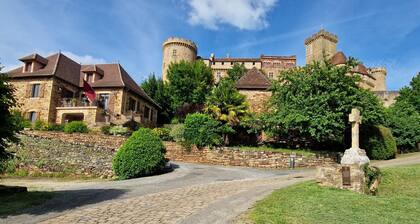 Gîte "AU PIED DU CHATEAU" in Castelnau, near Padirac, Rocamadour, Autoire...
