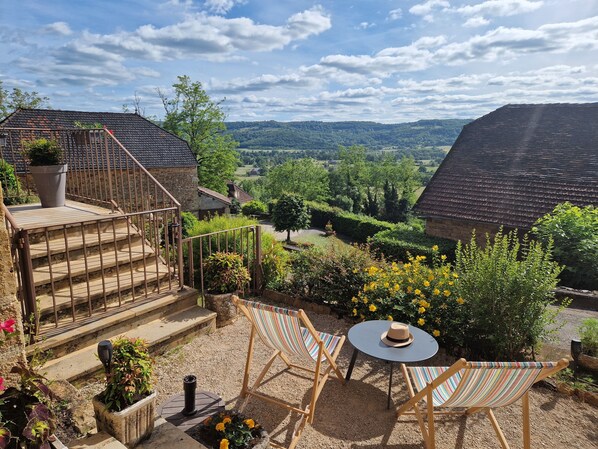 Terrace/patio - Gîte "AU PIED DU CHATEAU" in Castelnau, near Padirac, Rocamadour, Autoire... (Prudhomat)