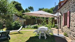 Outdoor dining - Pretty longère with enclosed garden, 3 *.  Ajoncs d'Or beaches and golf nearby. (Plourhan)