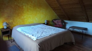 2 bedrooms, iron/ironing board, free WiFi - Pretty longère with enclosed garden, 3 *.  Ajoncs d'Or beaches and golf nearby. (Plourhan)