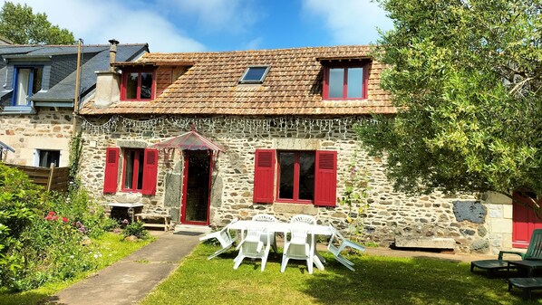 Exterior - Pretty longère with enclosed garden, 3 *.  Ajoncs d'Or beaches and golf nearby. (Plourhan)
