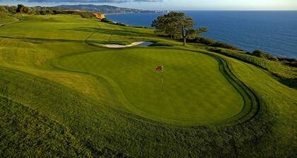 La Jolla Shores 'Ocean Breeze Getaway', large patio, partial ocean view,sunsets