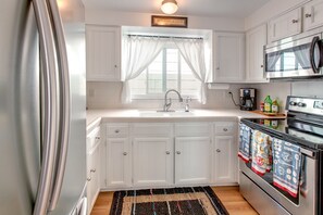 Kjøleskap, mikrobølgeovn, ovn og kokeplater