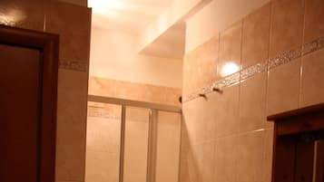 Douche, articles de toilette gratuits, sĂšche-cheveux, bidet