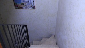 Una escalera con barandilla metálica que lleva a una plataforma.