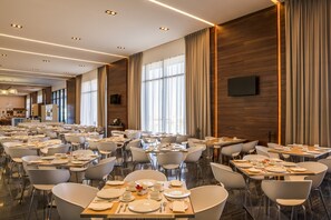 Breakfast, lunch, dinner served; international cuisine  - Fiesta Inn Chihuahua Fashion Mall (Chihuahua)