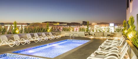 Piscine extérieure, chaises longues