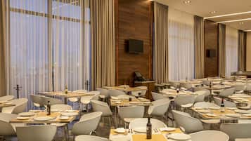 供應早餐、午餐和晚餐,國際料理