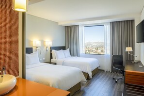 Quarto superior, 2 camas de casal | Cofres nos quartos, escrivaninha, cortinas blackout