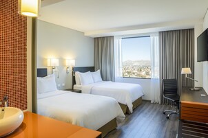 Caja de seguridad en la habitación, escritorio y cortinas blackout 