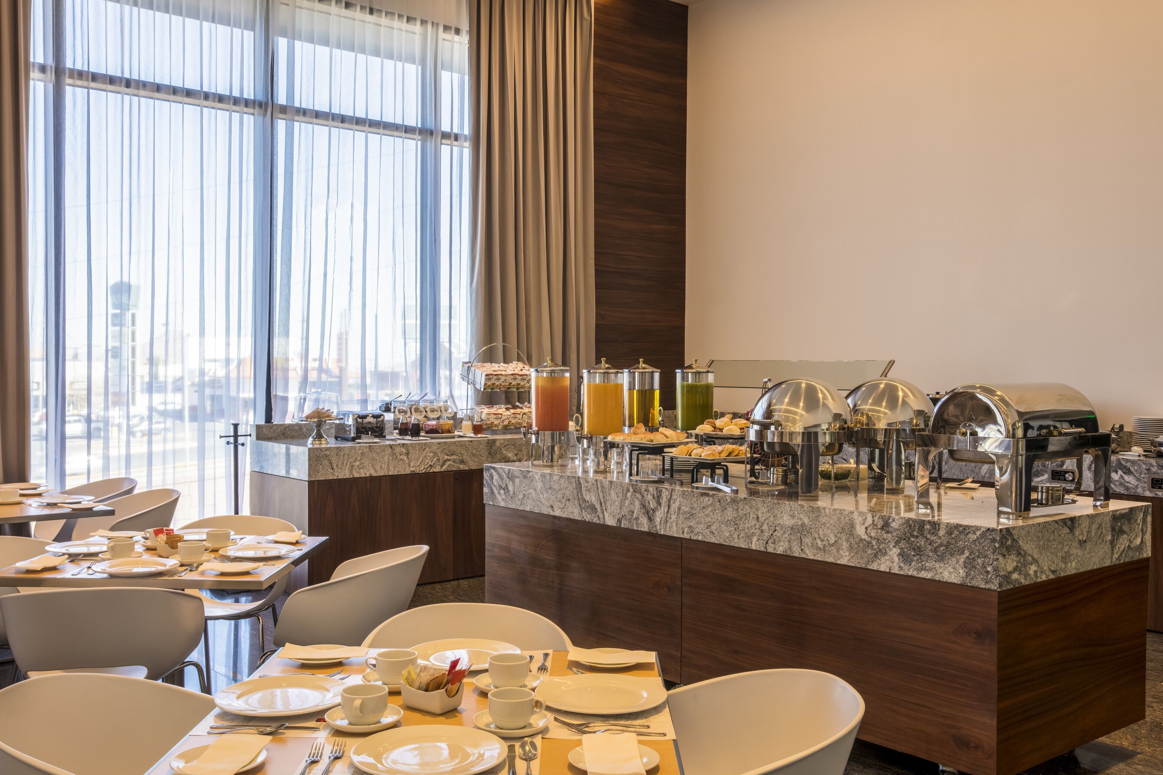 Breakfast, lunch, dinner served; international cuisine 