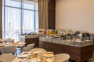 Se sirven desayunos, almuerzos y cenas; cocina internacional