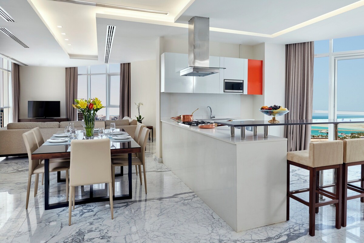 Suite, Multiple Beds, Kitchen, City View | Premium bedding, in-room safe, desk, laptop workspace