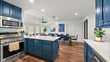 Refrigerador, microondas, horno y parrilla de estufa