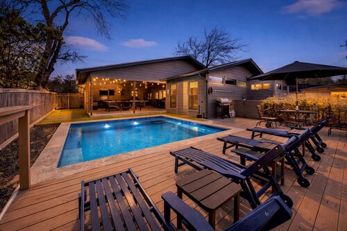 Huge Patio Game Room w/ Pool - 18 Beds - Downtown