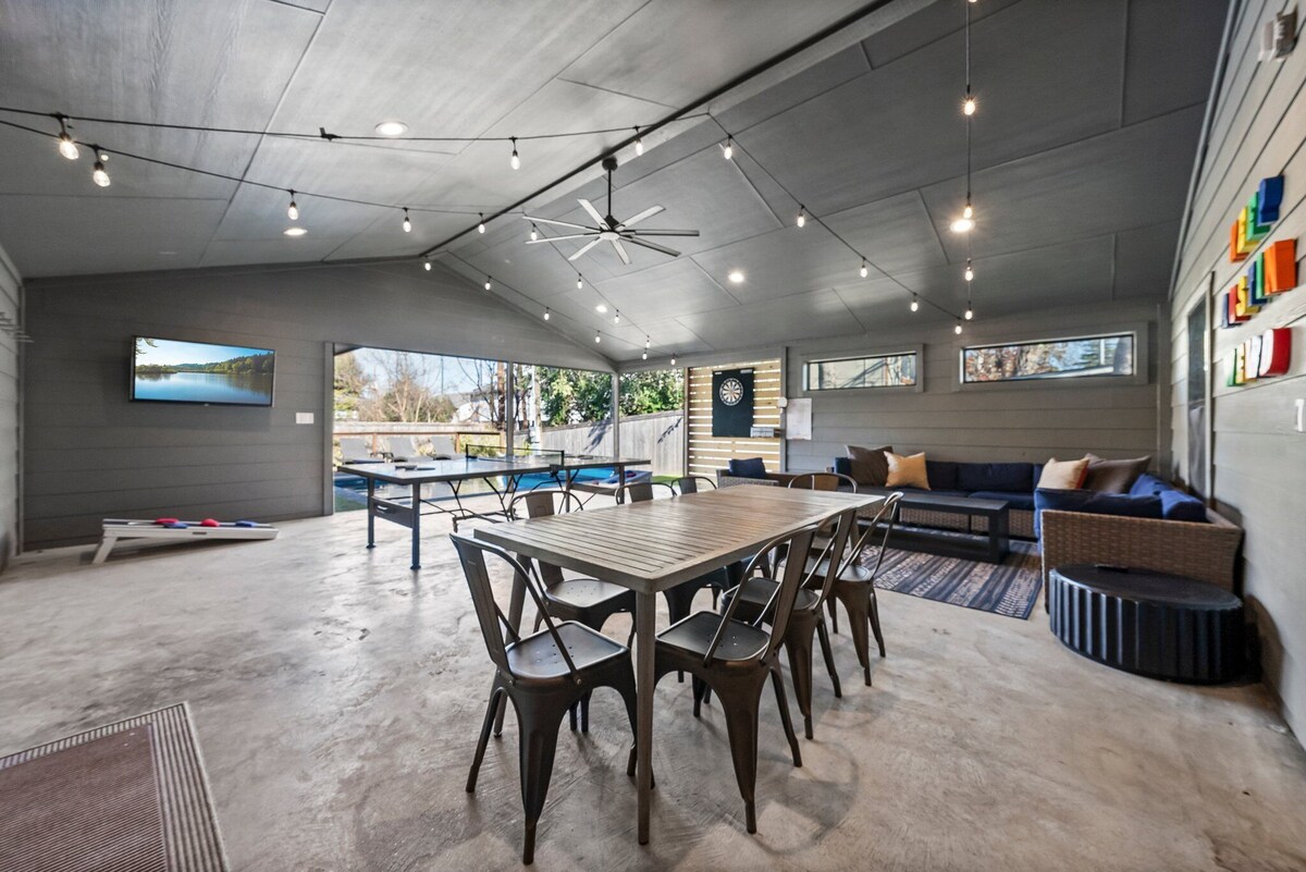 Photo 4 of CasaVilla: Downtown/Pool/Golf Green/18+Guests