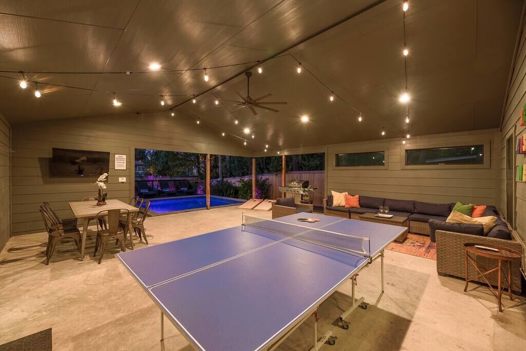 *Urban Downtown Villa/Pool/Huge Patio/Sleeps20*