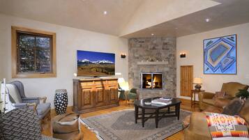 Smart-tv, pejs, bøger, stereoanlæg