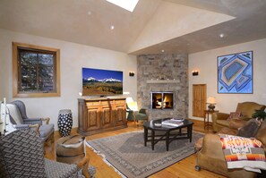 Smart TV, fireplace, books, stereo - Walk to town! 4 bdrms all king beds. Great ski house w/ hot tub near Snyder Park (Aspen)