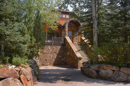 Walk to town! 4 bdrms all king beds. Great ski house w/ hot tub near Snyder Park