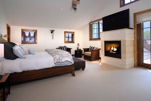 4 bedrooms, desk, iron/ironing board, free WiFi - Walk to town! 4 bdrms all king beds. Great ski house w/ hot tub near Snyder Park (Aspen)