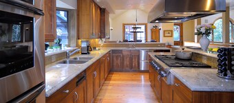 Walk to town! 4 bdrms all king beds. Great ski house w/ hot tub near Snyder Park