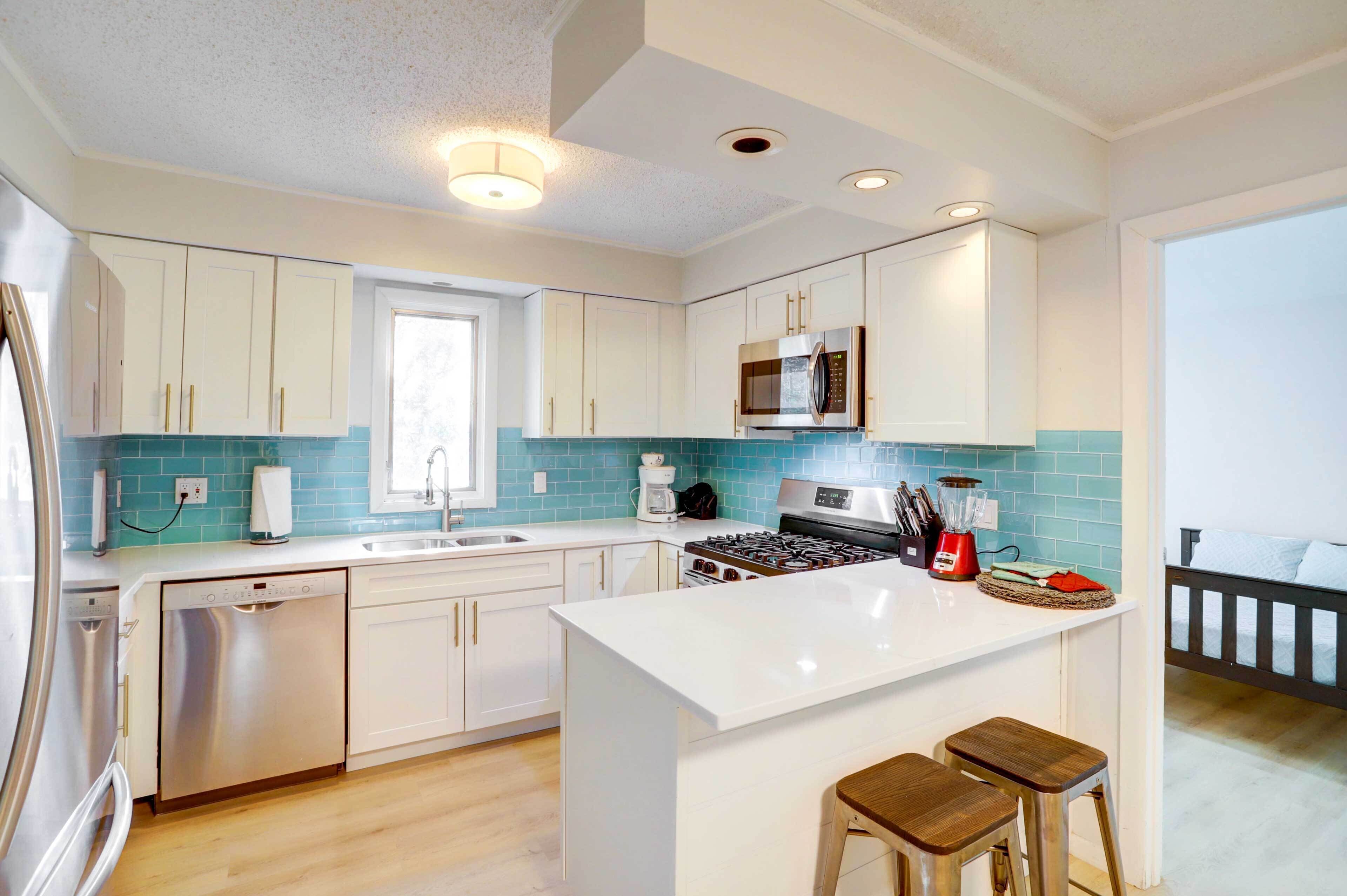 New Buffalo Retreat w/ Private Beach Access!  Sunroom, Hot Tub, Fire Pit, Grill!