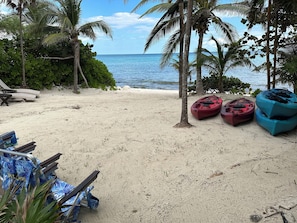En la playa, camastros y toallas de playa 