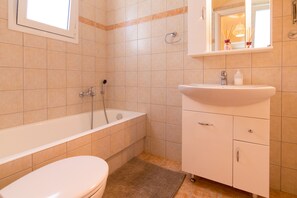 Ducha y bañera combinadas, bañera de hidromasaje y secador de pelo