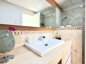 Dusche, Haartrockner, Handtücher, Seife