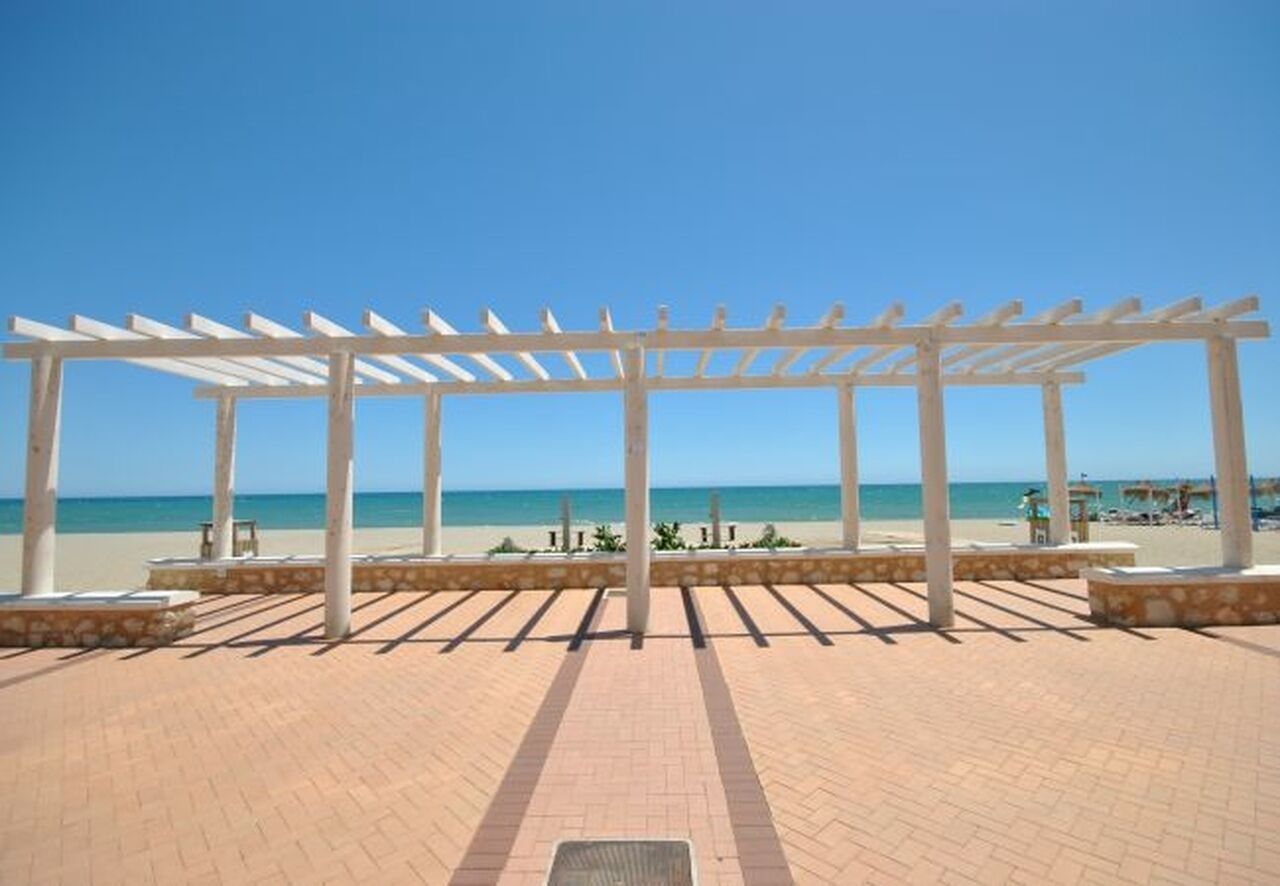 Una pérgola frente al mar con vista despejada al océano.