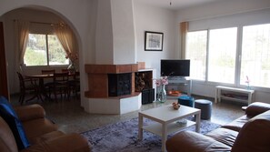 Una Smart TV, una chimenea