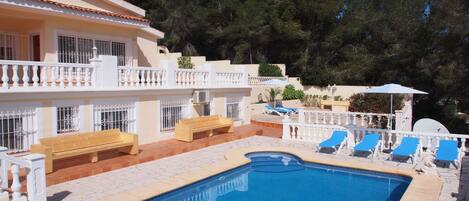 Outdoor pool, sun loungers