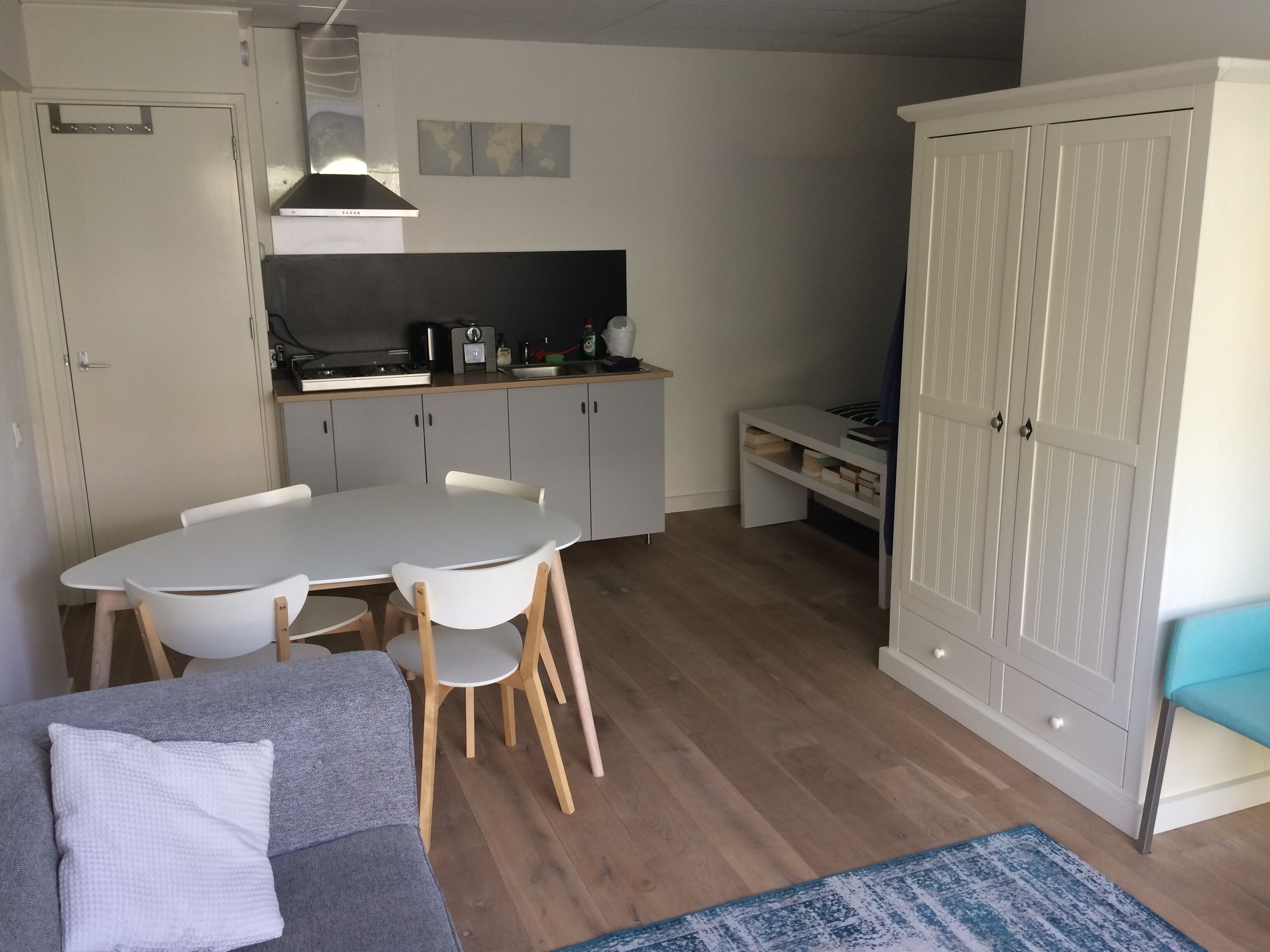 Een televisie, videogames, een dvd-speler en boeken