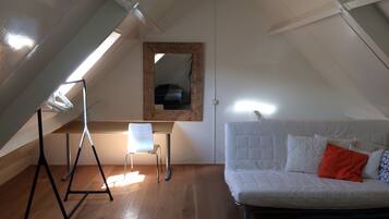 Een televisie, videogames, een dvd-speler en boeken