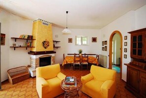 Téléviseur, foyer, lecteur de DVD, livres