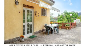 An outdoor patio with a table and chairs, a door, and a sign reading "CA DE MINO". - Calice Al Cornoviglio: Cà de Mino (Calice al Cornoviglio)