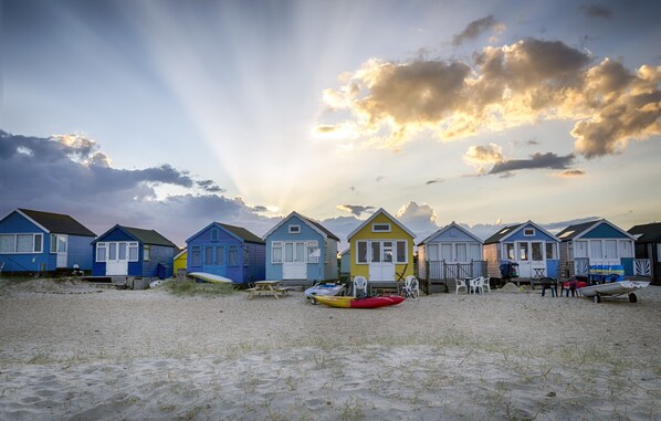 Plage à proximité, chaises longues, serviettes de plage