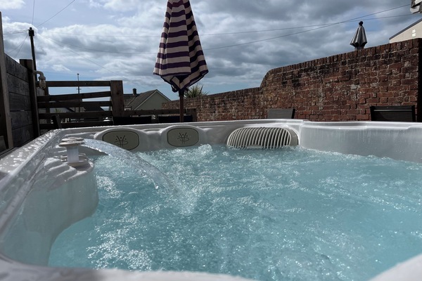 Banyera d'hidromassatge a l'aire lliure