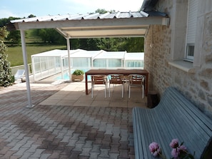 Outdoor dining - Old renovated barn with covered pool (Mayrinhac-Lentour)